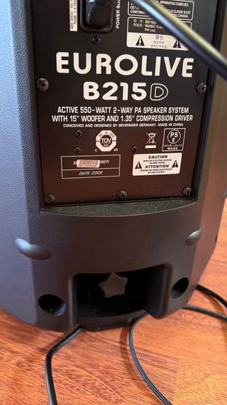 Cabina activa eurolive behringer B215