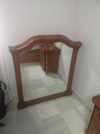 Espejo con marco de madera