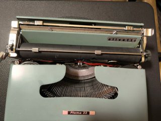 Máquina de escribir Olivetti Pluma 22