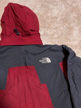 Chaqueta The North Face HyVent Roja/Gris