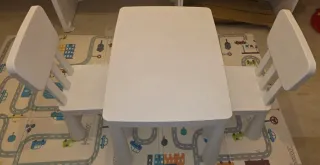 Mesa y 2 sillas infantiles blancas