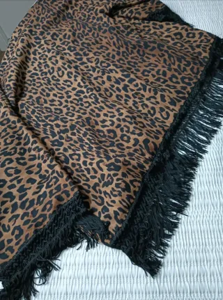 Kimono estampado animal print con flecos