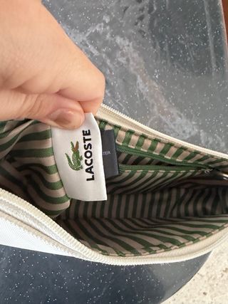 Borsa a spalla Lacoste bianca, panna sulla tracoll