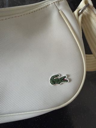 Borsa a spalla Lacoste bianca, panna sulla tracoll