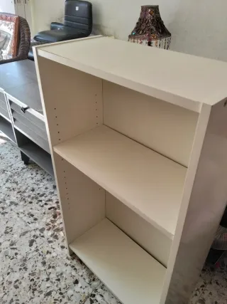 Estantería blanca de madera