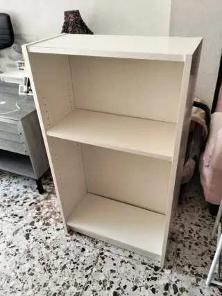 Estantería blanca de madera