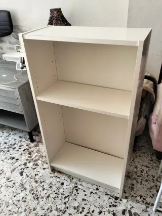 Estantería blanca de madera