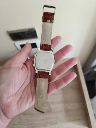 Reloj de pulsera marrón y plateado