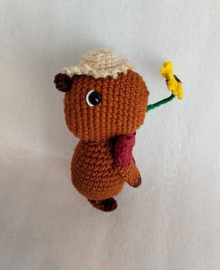 Capibara amigurumi con flor y sombrero
