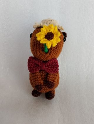 Capibara amigurumi con flor y sombrero