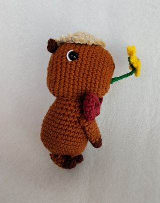 Capibara amigurumi con flor y sombrero