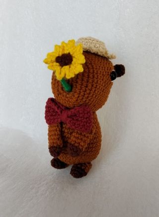 Capibara amigurumi con flor y sombrero