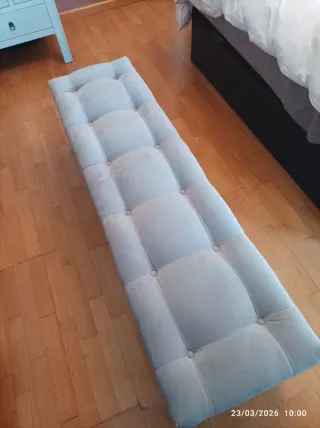 Sofá pie de cama tapizado gris 150x40.