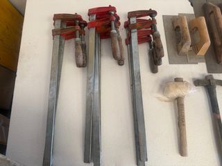 Herramientas de albañilería variadas