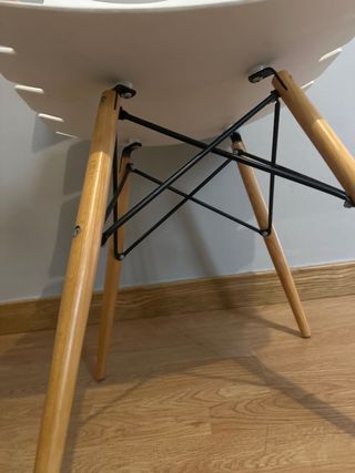 Silla blanca moderna de plástico y madera