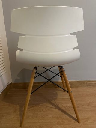 Silla blanca moderna de plástico y madera