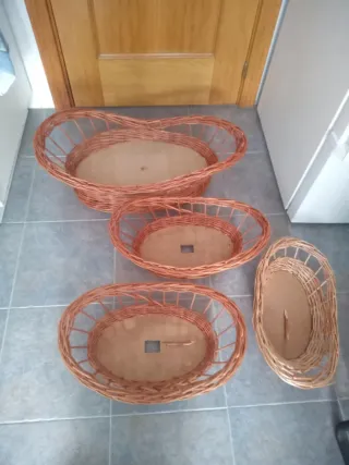 Cesta tejida de mimbre y madera