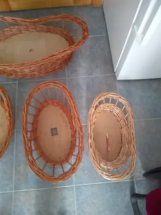 Cesta tejida de mimbre y madera