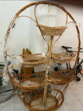 Cesta tejida de mimbre y madera