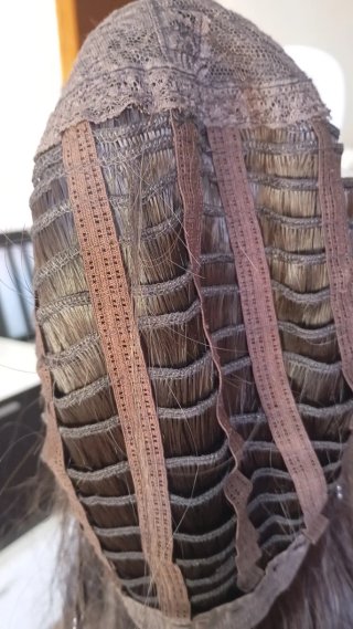Peluca fibra castaña  ondulada