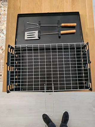 Parrilla portátil plegable + utensilios
