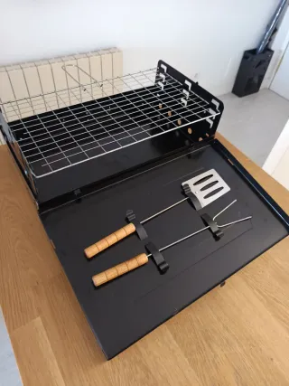 Parrilla portátil plegable + utensilios