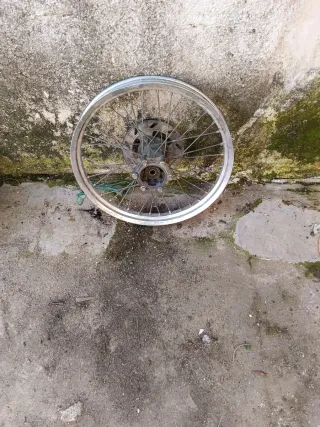 Llanta trasera de moto con disco
