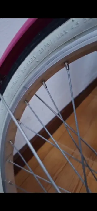 Bicicleta infantil rosa con casco