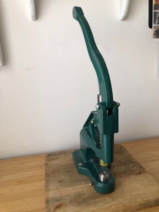 Prensa para remaches y corchetes