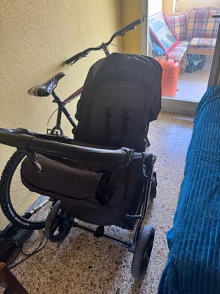 Carro de bebé negro, 2 en 1 (capazo y silla paseo)