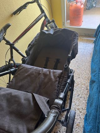Carro de bebé negro, 2 en 1 (capazo y silla paseo)