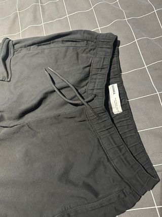 Pantalones cargo negros con bolsillos