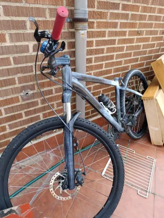 Bicicleta de montaña negra gris