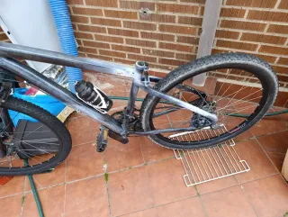 Bicicleta de montaña negra gris