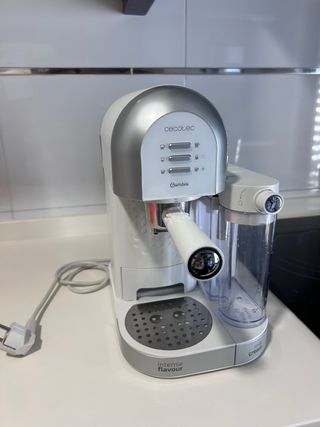 Cafetera compatible con café molido y cápsula