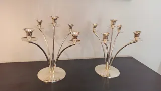 2 Candelabros de Metal Plateado 5 € la pareja.