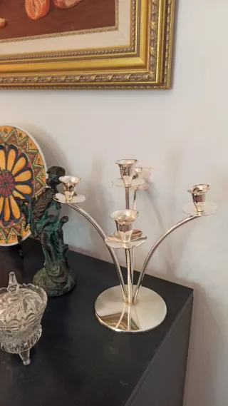 2 Candelabros de Metal Plateado 5 € la pareja.