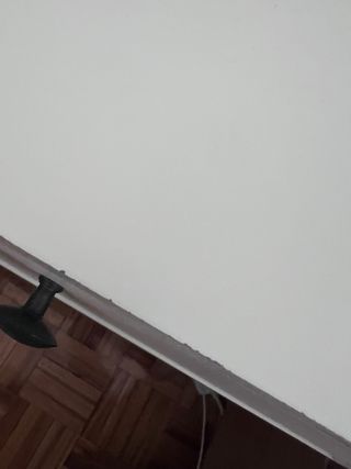 Coppia di Comodini Bianchi con Gambe in Legno