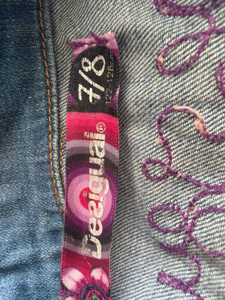 Chaqueta vaquera Desigual bordada. Talla 7/8 años