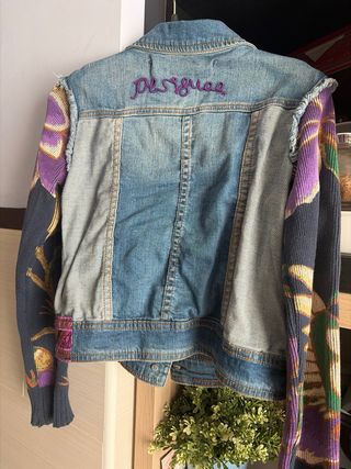 Chaqueta vaquera Desigual bordada. Talla 7/8 años