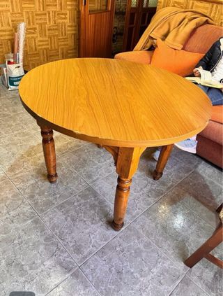 Mesa redonda de comedor de madera