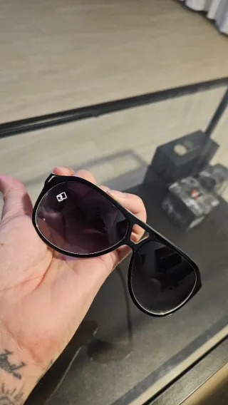 Gafas de sol Dolce & Gabbana negras y blancas.