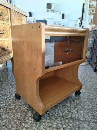 MESA DE TV CON RUEDAS