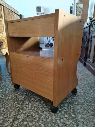MESA DE TV CON RUEDAS