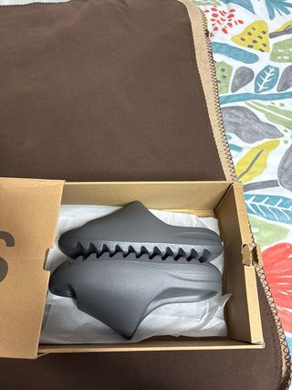 Chanclas YZY Slide Adidas Grises