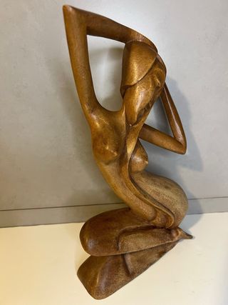 Escultura de madera mujer