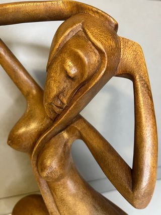 Escultura de madera mujer
