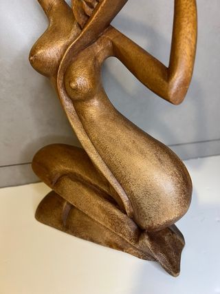Escultura de madera mujer