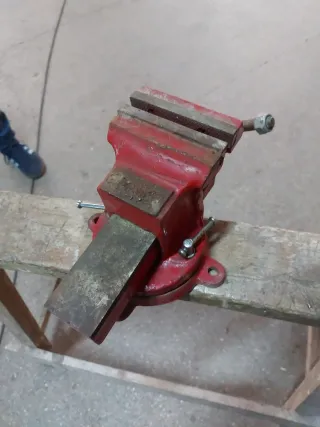 Tornillo de banco rojo