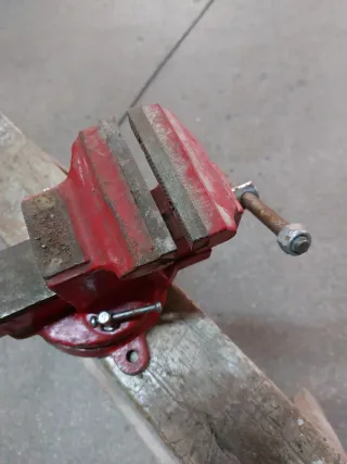 Tornillo de banco rojo
